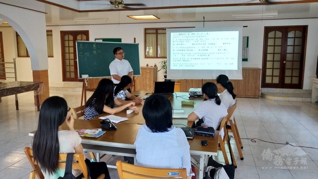 善化中文學校依照學生年齡與程度分班，以同儕相互學習的方式進行華語文教學課程。