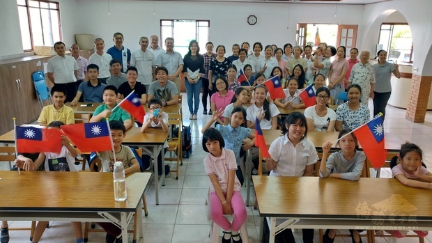 教師、學生與家長合影，歡迎詹前校首次到訪，並且期待不久的將來再次相見。