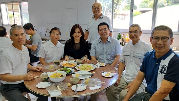 鍾明學夫婦(右1、左2)、宋文斌(右2)、簡志良(後立者)、周永福(左1)與詹前校(右3)、黃麗縝(左3)餐敘，並就僑校業務深入討論、交換意見。

