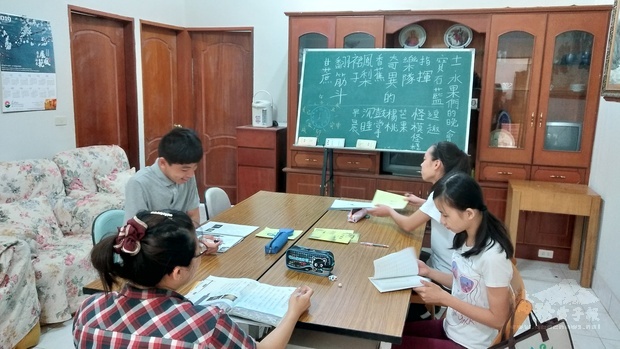 善化中文學校教授正體中文與注音符號，希望學生們的華語文程度能夠與臺灣接軌。