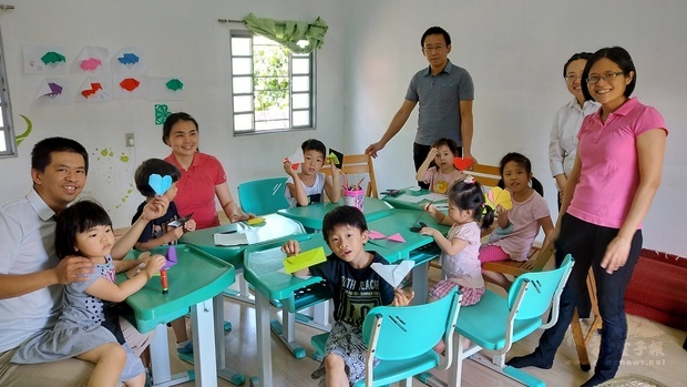 幼幼班的學生與家長共同展示勞作成品。