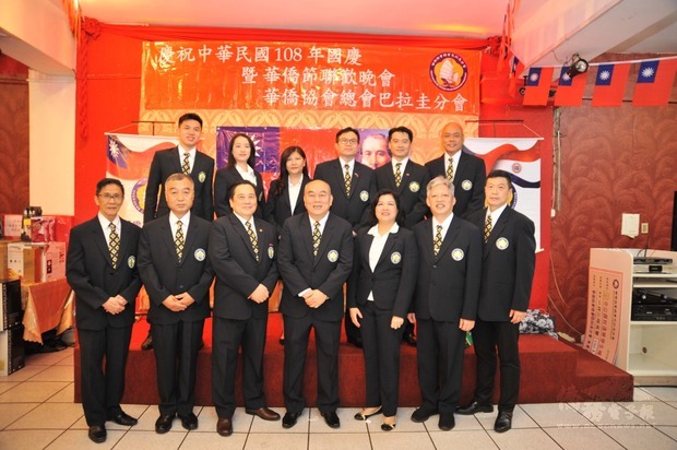 華僑協會巴拉圭分會理監事幹部團隊合影。