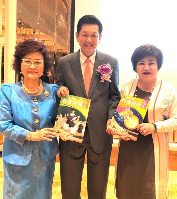 柯杜瑞琴（左一）、施郭鳯珠（右一）贈送《共享月刊》雜誌給方孝偉（中）。（巴西華人資訊網提供）
