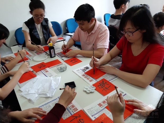 學校安排書法體驗課程，讓師生們領略正體中文之美。