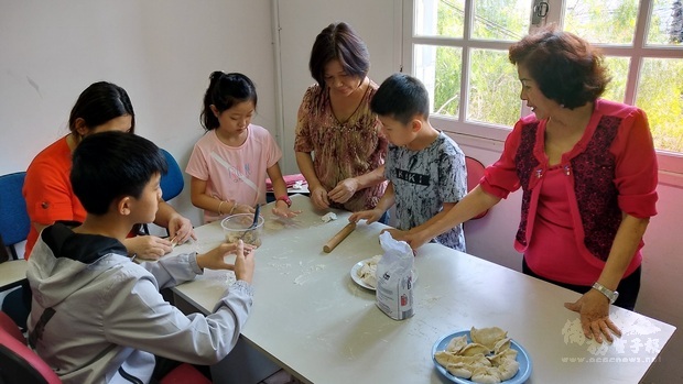 學生們在教師的引導之下學習如何包水餃，覺得新奇有趣。