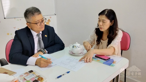 趙士縈(右)向初次拜會天津語言學校的周世鴻介紹該校教材使用情形，並提出相關建議。