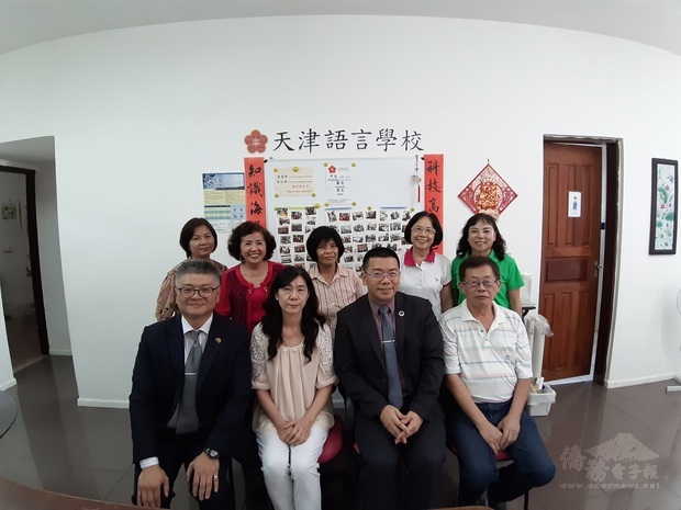 詹前校(前排右2)、周世鴻(前排左1)與天津語言學校教師代表合影留念，鼓勵他們繼續為華語文教學及中華文化推廣而努力。