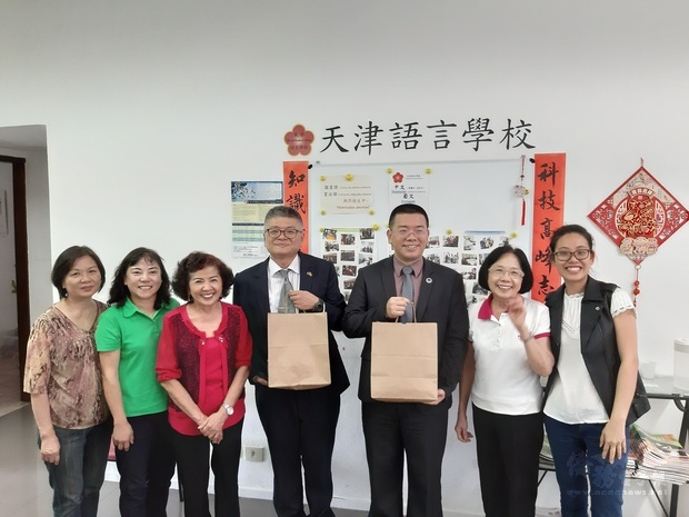 教師代表們致贈親手製作的臺灣小吃給詹前校(右3)、周世鴻(左4)。