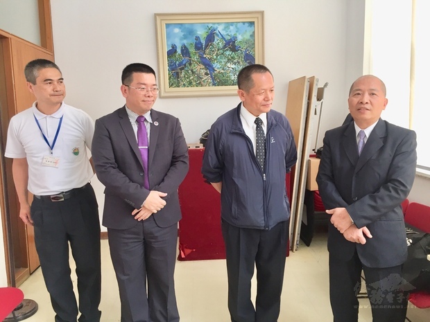 (右起)林志孟、張崇哲、詹前校及徐勝鈺於試務中心感謝全體試務人員的辛勞。