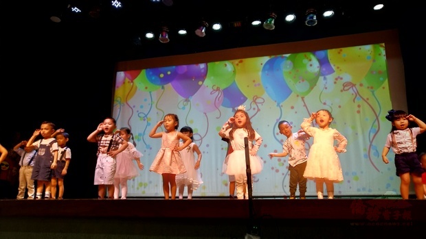 小班的在校生代表以《歡迎歌》、《如果開心》兩首歌舞表演歡迎所有來賓們參加結業與畢業感恩禮拜。