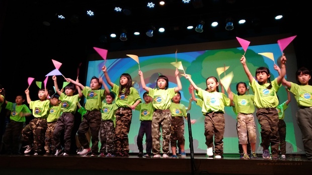 1年級學生《走走走》歌舞表演，天真可愛。