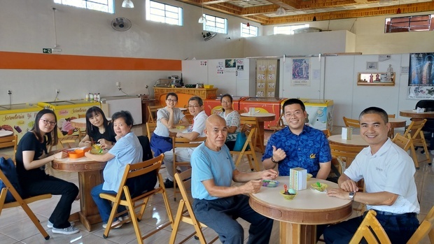 詹前校(前排右2)等人拜訪陳陽義(前排右3)經營之冰店。