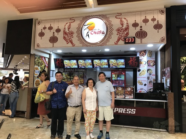 詹前校拜會黃啟勇(右1)、黃孫華玲(右2)夫婦於大坎普市購物中心經營的中式餐飲店。