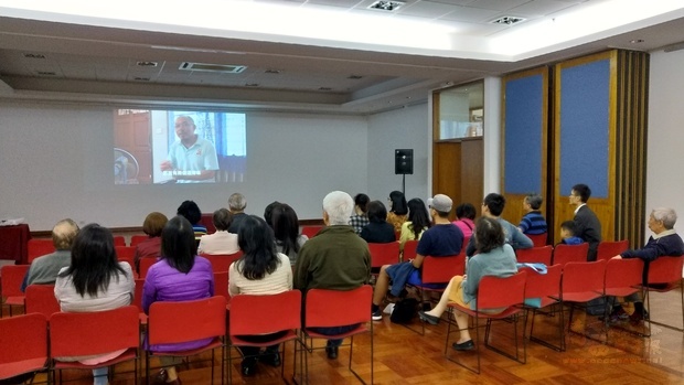 參加人員專注地欣賞「泰北中國結」片段內容。