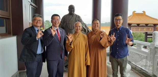 詹前校(左2)、周世鴻(左1)陪同陳文政(右1)拜會佛光山如來寺，與妙遠法師(中)、妙佑法師(右2)合影留念。