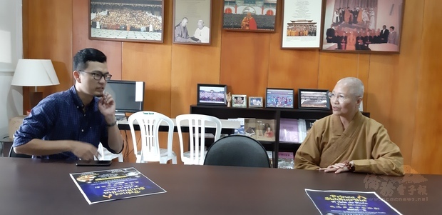 妙遠法師(右)邀請陳文政出席2020年2月19日演出的「悉達多太子音樂劇」。