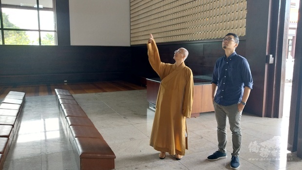 妙遠法師(左)解說大雄寶殿的天井構造與眾不同之處。