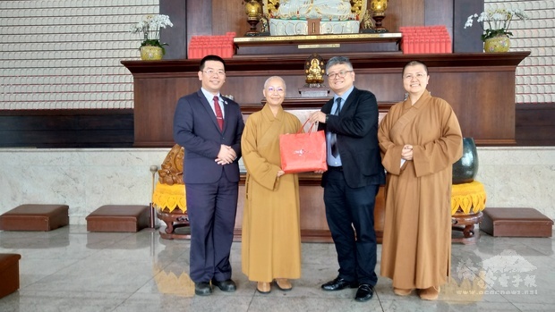 周世鴻(右2)致贈茶葉禮盒，由妙遠法師(左2)及妙佑法師(右1)代表接受。