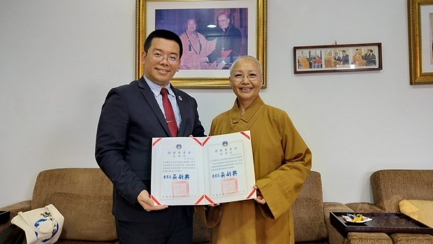 詹前校(左) 代表僑務委員會頒贈感謝狀，感謝佛光山如來寺及聖保羅佛光緣協助接待2019年臺灣青年海外搭僑計畫巴西組學員。