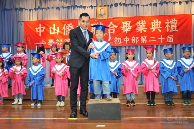 廖建勛代表頒發學前班畢業證書。