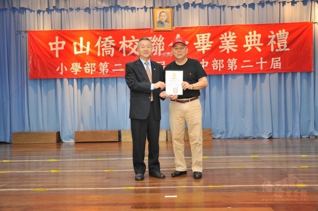 朱榮卿(右)日前捐贈清寒獎助學金，林晉銘(左)頒贈感謝狀。