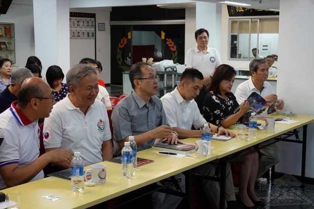 張俊彬(左3)前往東方市中華會館訪視，參觀會館各項設施並聽取會務簡報。