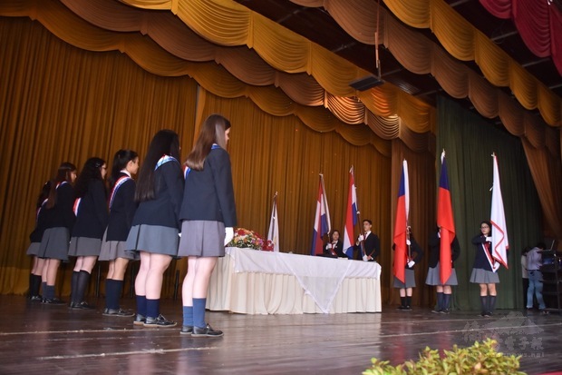 畢業生授予在校生巴拉圭國旗、中華民國國旗與校旗，別具傳承意義。