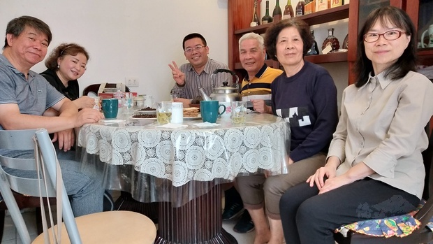 詹前校與陳金良夫婦(右2、3)、陳麗珠(右1)、高啟文牧師夫婦(左1、2)聊起臺灣，眾人就有說不完的共同回憶。
