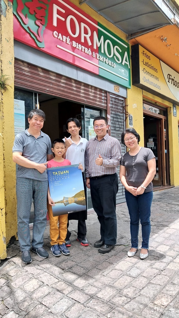 經營臺灣FORMOSA咖啡廳的徐明加(左3)希望有機會可以讓孩子回臺灣接受教育。