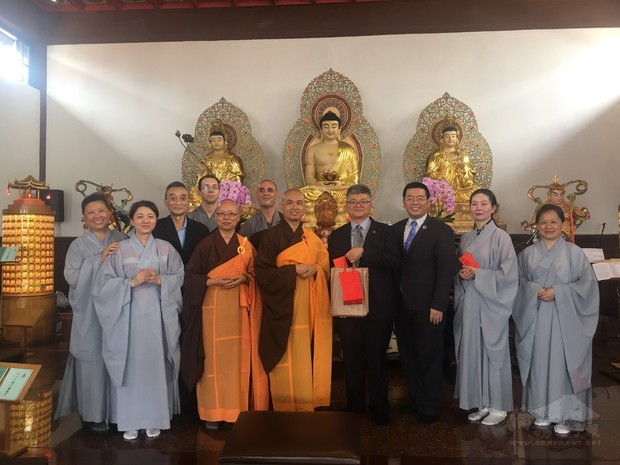 詹前校(前排右3)與周世鴻(前排右4)致贈茶葉及2020年桌曆予中觀寺,由智翰法師(前排左3)、印慈法師(前排左2)代表接受。