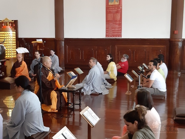 智翰法師(手持麥克風者)向信眾闡述懺悔與感恩的義理。