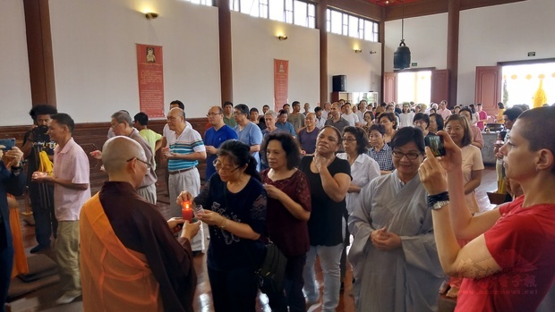 200餘位信眾參加中觀寺歲末點燈祈福法會，期許新年能夠平安健康、順心如意。
