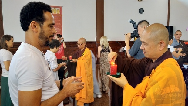 有許多巴西籍信眾參與點燈儀式並虔誠祈福。