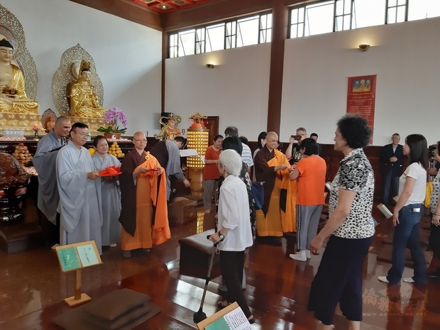 祈福法會尾聲,所有信眾均獲得中觀寺致贈、印有「生命的每一天,都會隨著你的選擇而改變」、「歲歲平安」等祝福字句的結緣紅包。