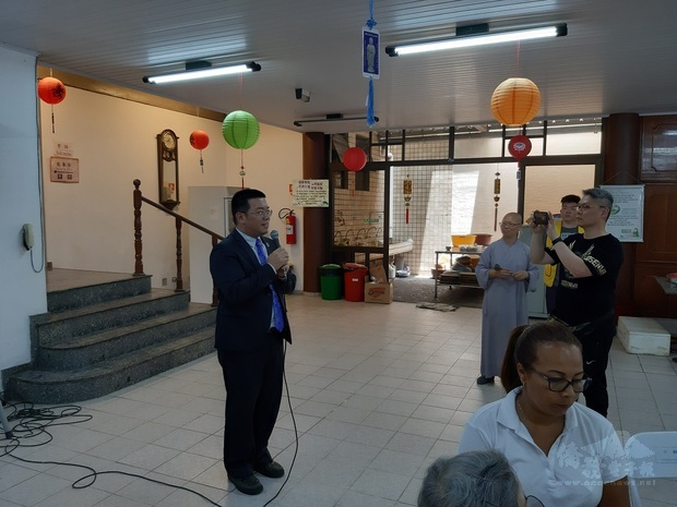 詹前校(手持麥克風者)於午餐前祝福大家新年萬事如意。