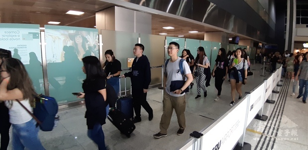 團員們陸續步入出境大廳，即將體驗臺灣不同的文化及生活。
