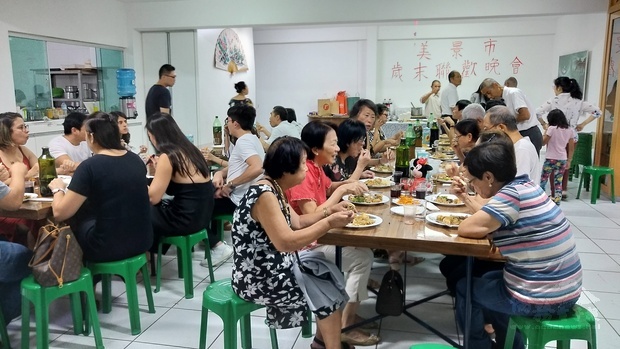 美景市僑民把握機會餐敘聯誼，更新彼此近況。