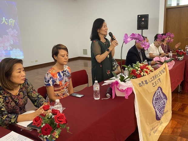 廖玉翠(立者) 希望大家踴躍提出寶貴建言，使世界華人工商婦女企管協會巴西分會會務永續發展。
