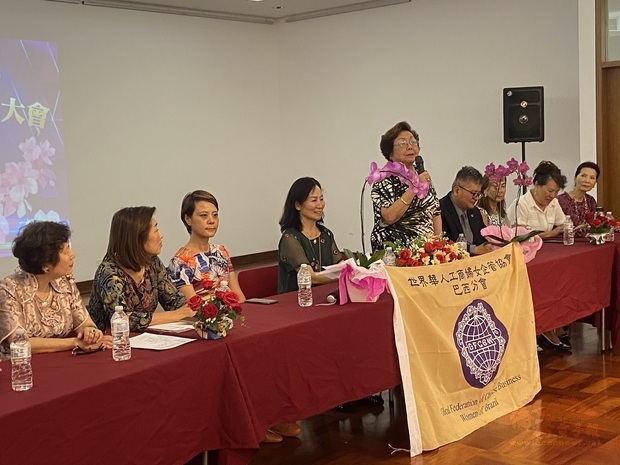 宗王信愛 (立者) 期許世界華人工商婦女企管協會巴西分會今年會更好。