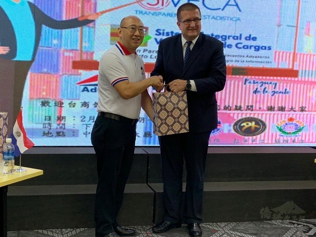 陳正華致贈紀念品,感謝海關人員特地自亞松森前來參加說明會。