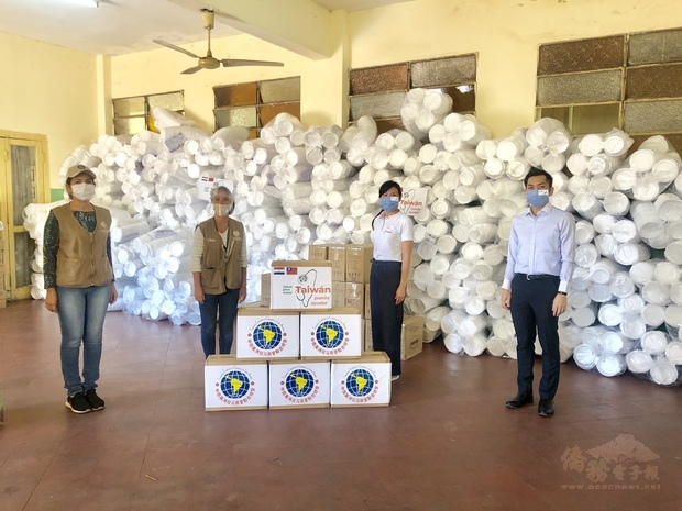 駐巴拉圭大使館代表中南美洲臺灣商會聯合總會捐贈物資給巴國第一夫人辦公室,支持每日一餐助貧民計劃。
