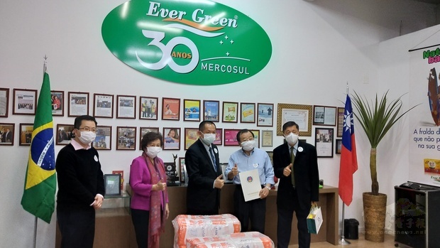 洪慈和(右2)、洪呂麗月(左2)經營的Ever Green公司捐贈防疫物資、回饋巴西主流社會，足為我臺灣僑商企業之表率。(右1為聖貝爾納多杜坎普市議員暨經濟發展局長Hiroyuki Minami)。