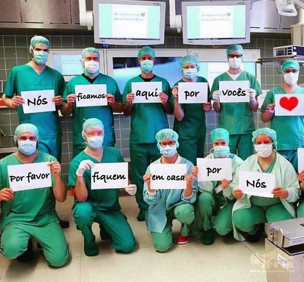 志工小組贈送醫療口罩給巴西醫護人員。