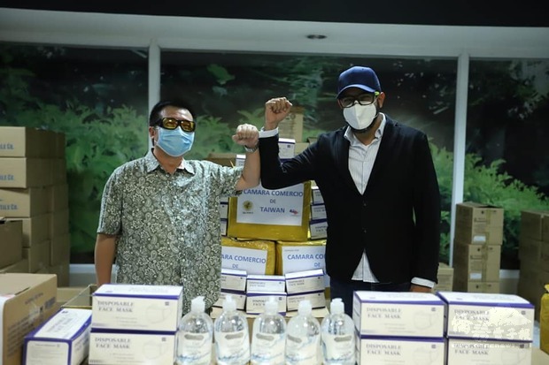 劉威志與Luis Rodriguez合影。