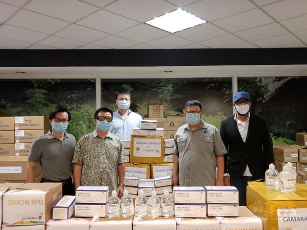 臺灣商會代表們與Luis Rodriguez合影。