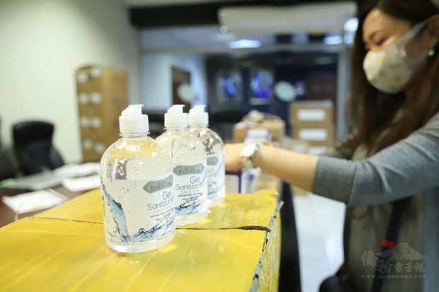 臺灣商會捐贈的乾洗手酒精。