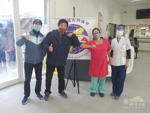 李培維(左二)、駐阿僑務秘書葉豐稷(左一)、社區健康中心主任(右二)、臺籍醫師(右一)。