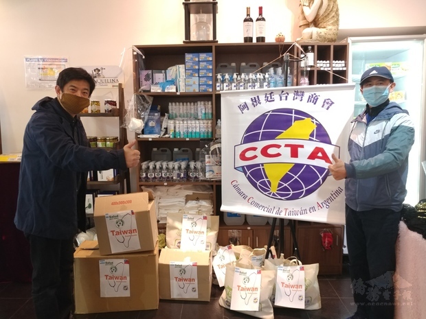 李培維及葉豐稷行前整備物資。