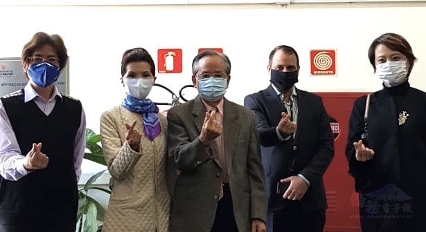 臺灣僑社代表參加捐贈儀式右起徐澤玗、Dr.Markus、劉學琳、支黃秀莉，支緯中。