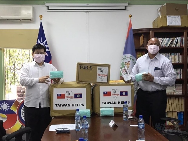 駐貝里斯大使陳立國代表中華民國政府捐贈1萬片臺灣製醫療口罩及25支紅外線額溫槍給貝國海關總署，由署長Colin Griffith代表接受。